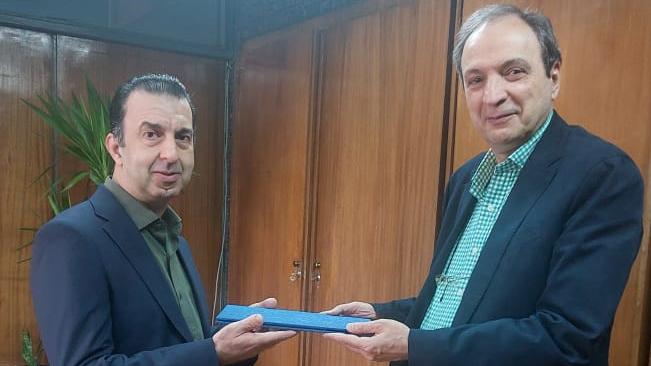  ابلاغ حکم مدیر گروهی دکتر آرش عکاظی از سوی رئیس دانشکده پزشکی